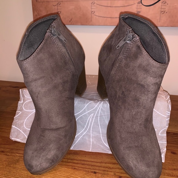 Old Navy Shoes - EUC Old Navy Brown Suede Zipper Ankle Booties Sz 7